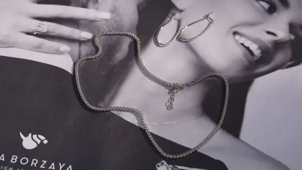 Collana e orecchini in argento, perfetti per capire come riconoscere l'oro bianco dall'argento.